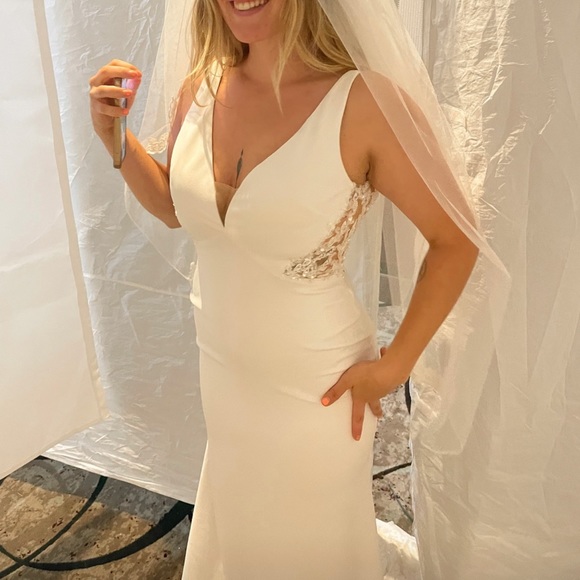 Low back fitted wedding dress 🤍 brand new never worn - Picture 4 of 7